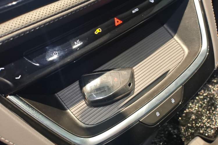 Used Buick GL8 New Energy 2025 Lushang First-Drive Edition 7-Seater Interior 1