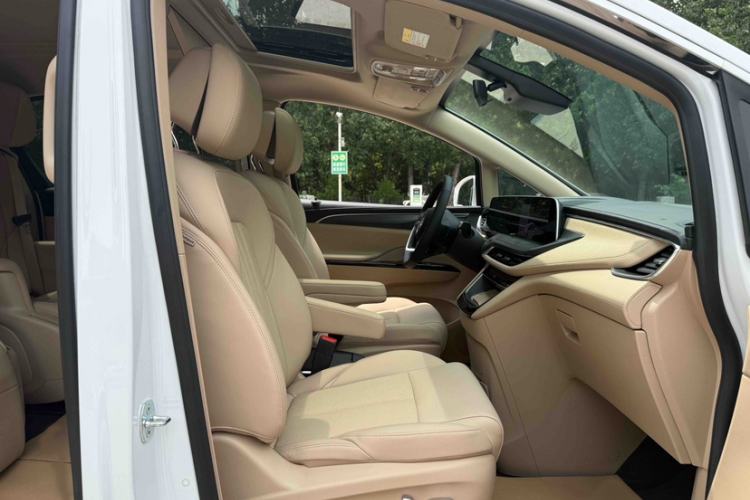 Used Buick GL8 New Energy 2025 Lu Shang Luxury Edition 7-Seater Interior 1