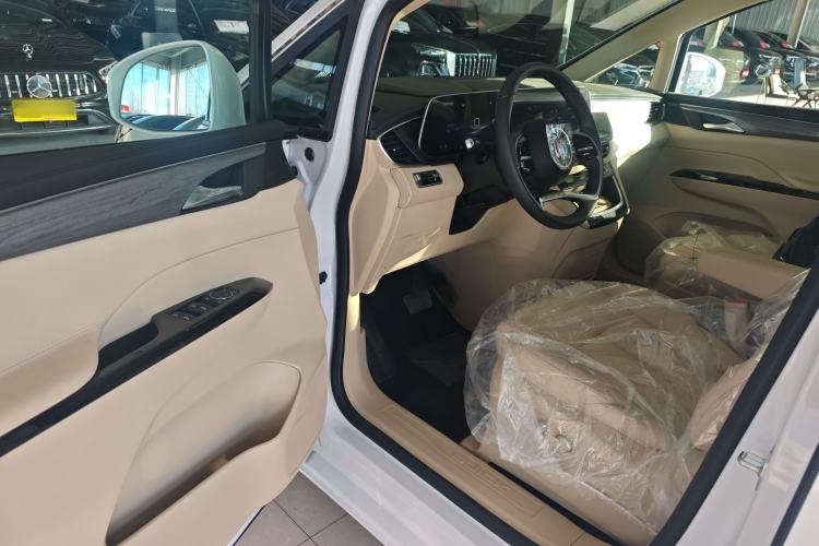 Used Buick GL8 New Energy 2025 Lushang First-Drive Edition 7-Seater Interior 3