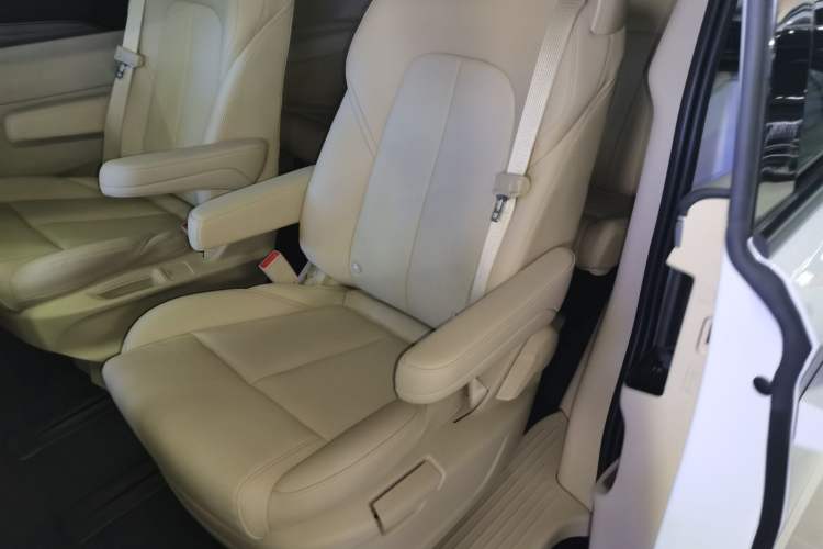 Used Buick GL8 New Energy 2025 Lushang First-Drive Edition 7-Seater Interior 4
