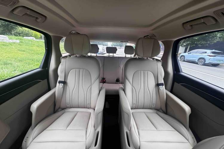 Used Buick GL8 New Energy 2025 Lu Shang Luxury Edition 7-Seater Interior 4
