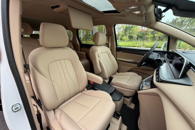 Used Buick GL8 New Energy 2025 Lu Shang Luxury Edition 7-Seater Interior 4