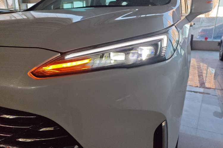 Used Buick GL8 New Energy 2025 Lushang First-Drive Edition 7-Seater Left Front Headlight