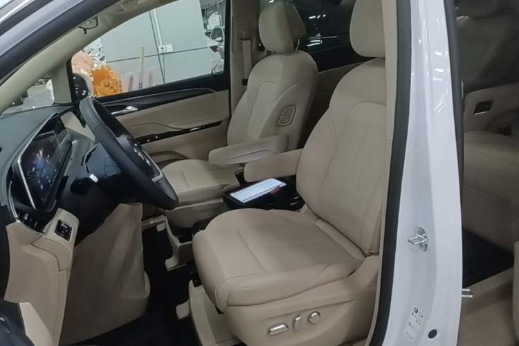 Used Buick GL8 New Energy 2025 Lu Shang Luxury Edition 7-Seater Left Front Seat