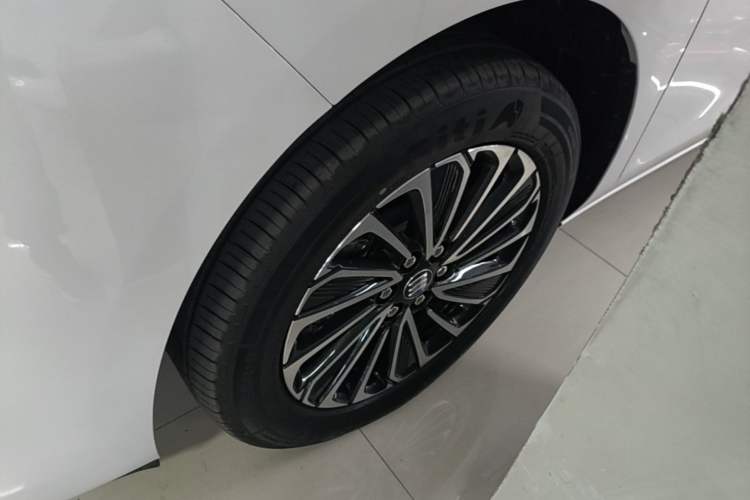 Used Buick GL8 New Energy 2025 Lushang First-Drive Edition 7-Seater Left Front Wheel Hub