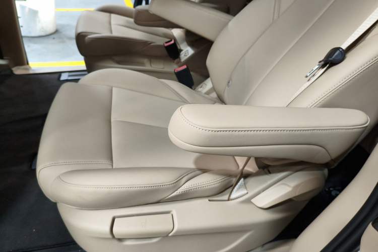 Used Buick GL8 New Energy 2025 Lushang First-Drive Edition 7-Seater Left Rear Seat