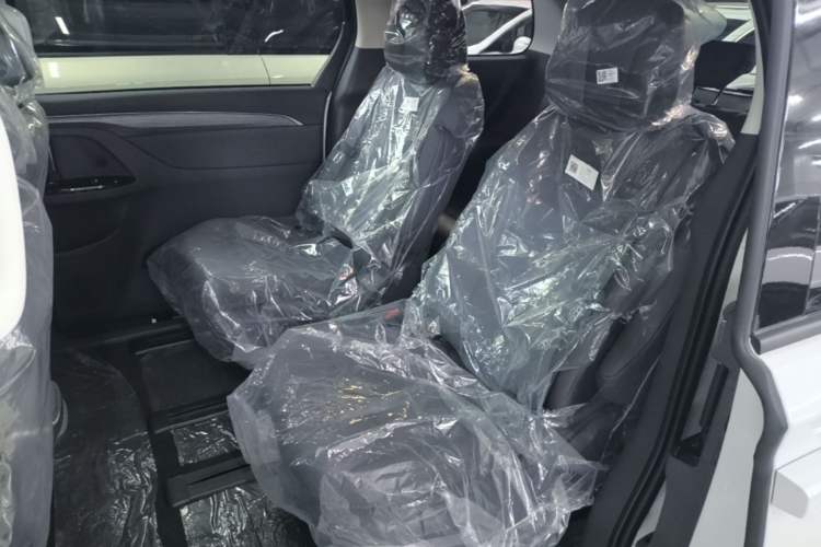 Used Buick GL8 New Energy 2025 Lushang First-Drive Edition 7-Seater Left Rear Seat