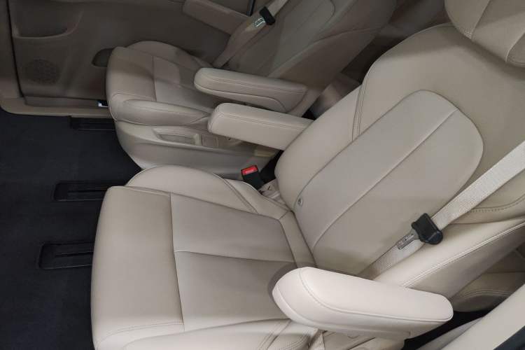 Used Buick GL8 New Energy 2025 Lushang First-Drive Edition 7-Seater Left Rear Seat
