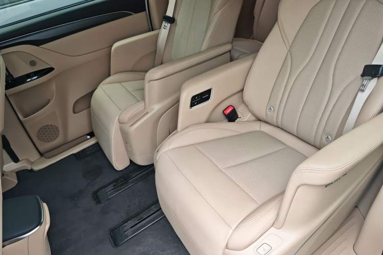 Used Buick GL8 New Energy 2025 Lu Shang Luxury Edition 7-Seater Left Rear Seat