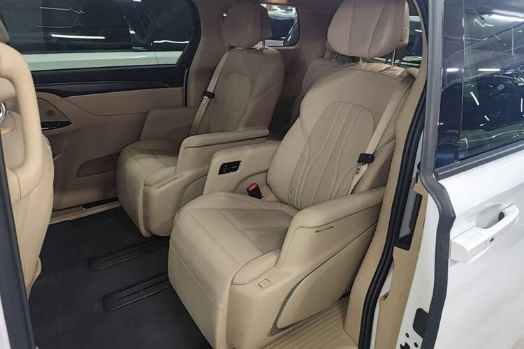 Used Buick GL8 New Energy 2025 Lu Shang Luxury Edition 7-Seater Left Rear Seat