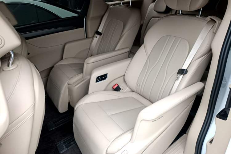 Used Buick GL8 New Energy 2025 Lu Shang Luxury Edition 7-Seater Left Rear Seat