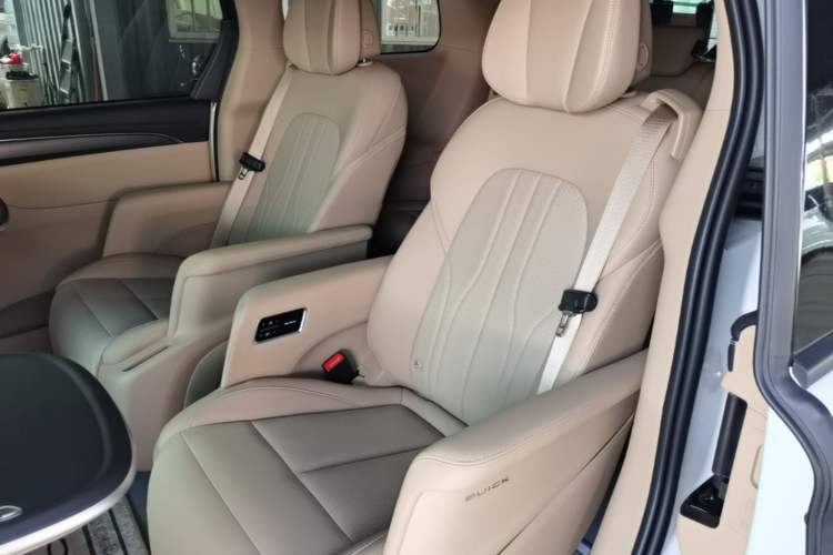 Used Buick GL8 New Energy 2025 Lu Shang Luxury Edition 7-Seater Left Rear Seat