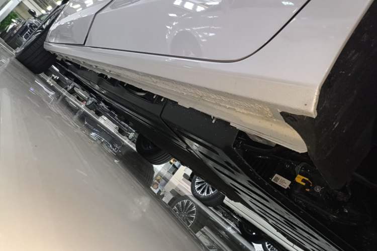 Used Buick GL8 New Energy 2025 Lushang First-Drive Edition 7-Seater Left Side Sill
