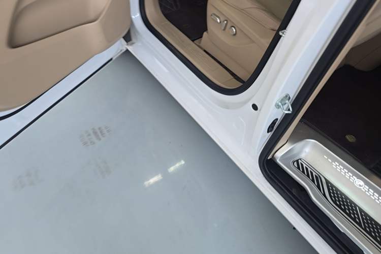Used Buick GL8 New Energy 2025 Lu Shang Luxury Edition 7-Seater Left Side Sill