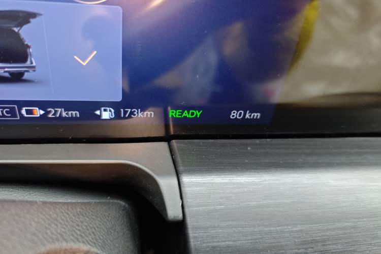 Used Buick GL8 New Energy 2025 Lushang First-Drive Edition 7-Seater Odometer Close Up