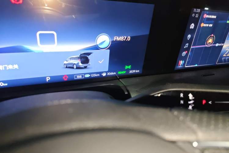 Used Buick GL8 New Energy 2025 Lu Shang Luxury Edition 7-Seater Odometer Close Up