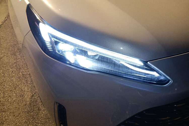 Used Buick GL8 New Energy 2025 Lushang First-Drive Edition 7-Seater Right Front Headlight
