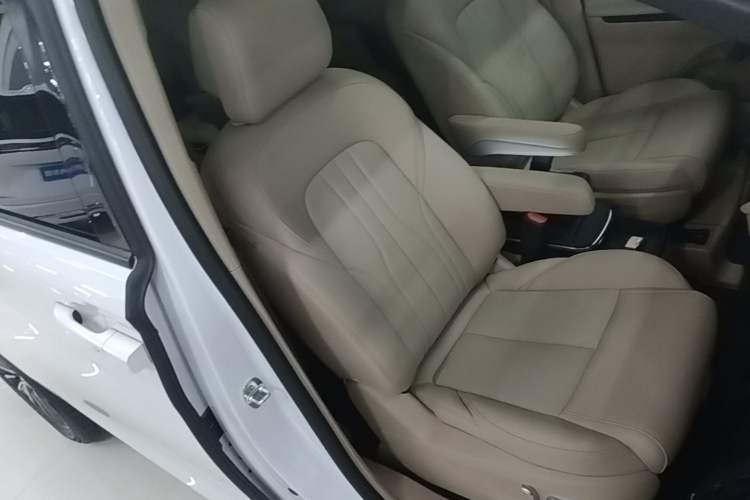 Used Buick GL8 New Energy 2025 Lu Shang Luxury Edition 7-Seater Right Front Seat