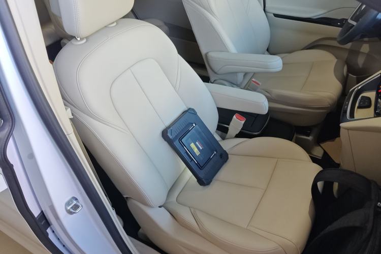 Used Buick GL8 New Energy 2025 Lushang First-Drive Edition 7-Seater Right Front Seat