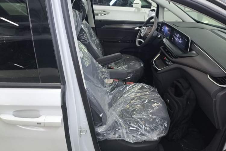 Used Buick GL8 New Energy 2025 Lushang First-Drive Edition 7-Seater Right Front Seat
