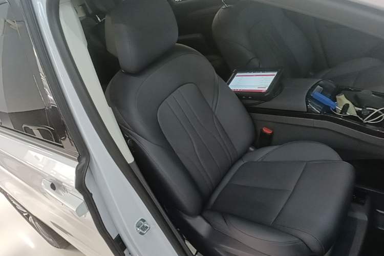 Used Buick GL8 New Energy 2025 Lu Shang Luxury Edition 7-Seater Right Front Seat