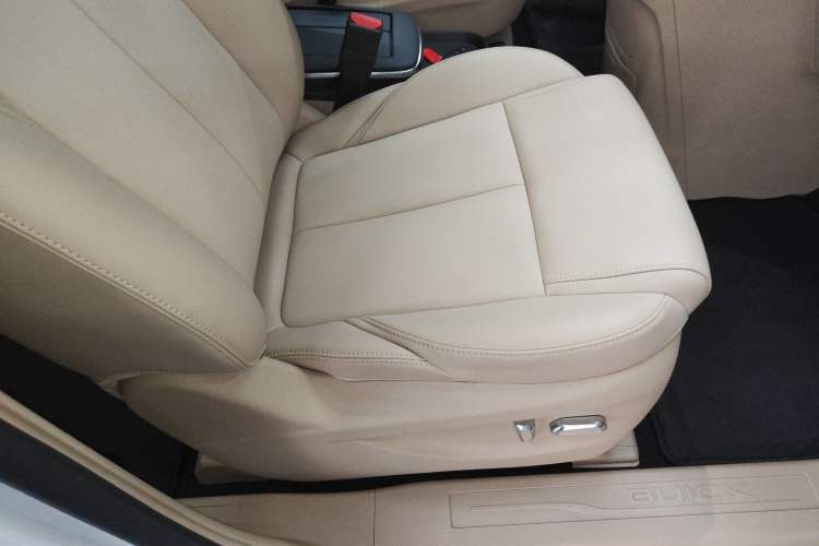 Used Buick GL8 New Energy 2025 Lushang First-Drive Edition 7-Seater Right Front Seat