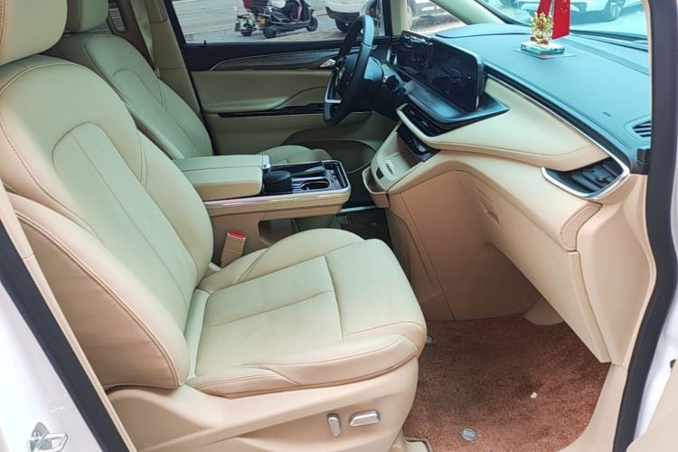Used Buick GL8 New Energy 2025 Lushang First-Drive Edition 7-Seater Right Front Seat
