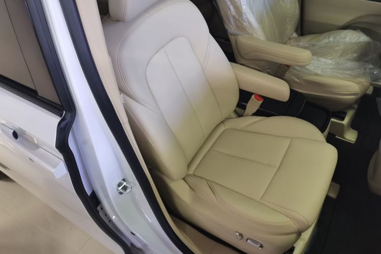 Used Buick GL8 New Energy 2025 Lushang First-Drive Edition 7-Seater Right Front Seat