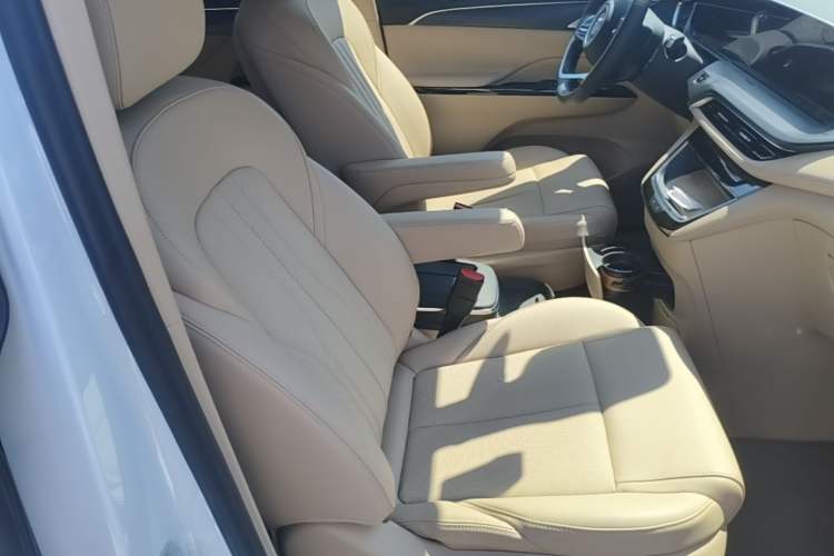 Used Buick GL8 New Energy 2025 Lu Shang Luxury Edition 7-Seater Right Front Seat