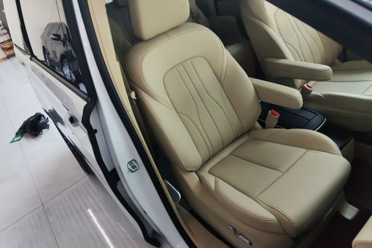 Used Buick GL8 New Energy 2025 Lu Shang Luxury Edition 7-Seater Right Front Seat