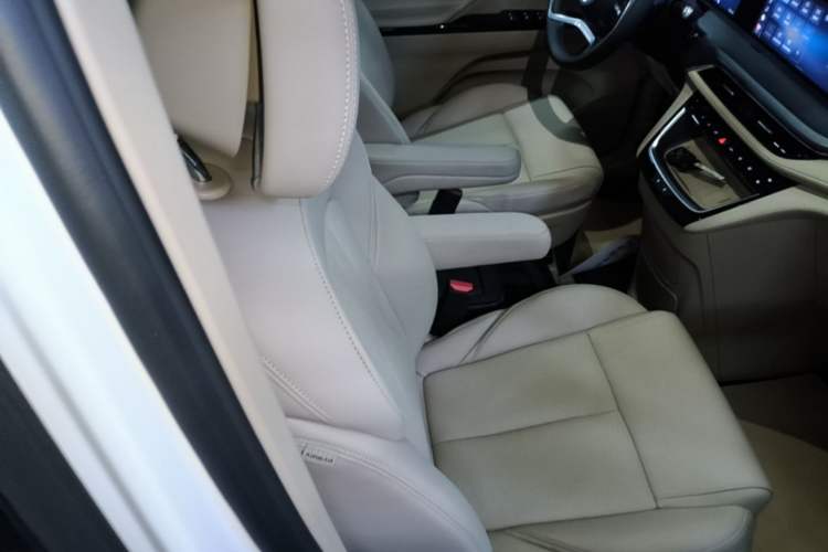 Used Buick GL8 New Energy 2025 Lu Shang Luxury Edition 7-Seater Right Front Seat