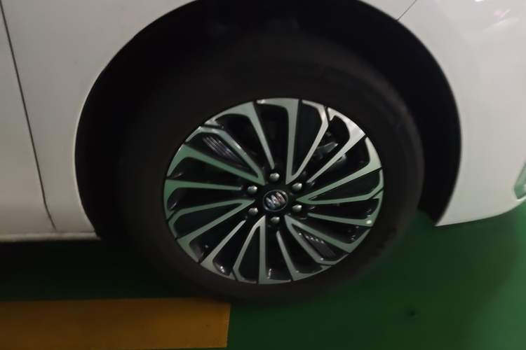 Used Buick GL8 New Energy 2025 Lu Shang Luxury Edition 7-Seater Right Front Wheel Hub