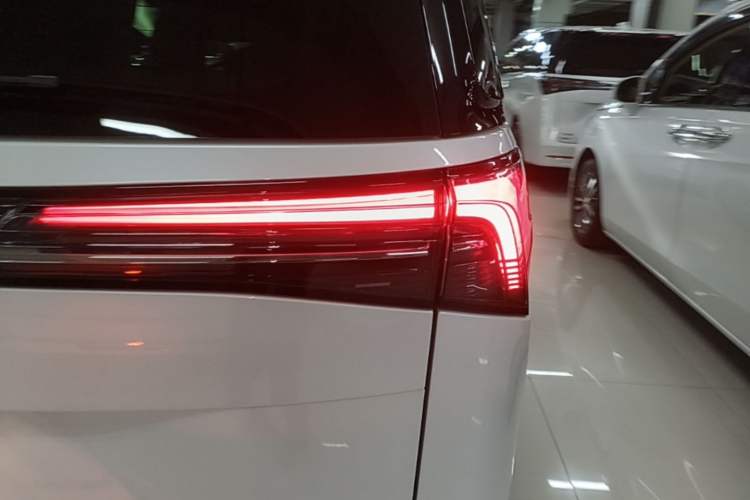 Used Buick GL8 New Energy 2025 Lu Shang Luxury Edition 7-Seater Right Rear Taillight