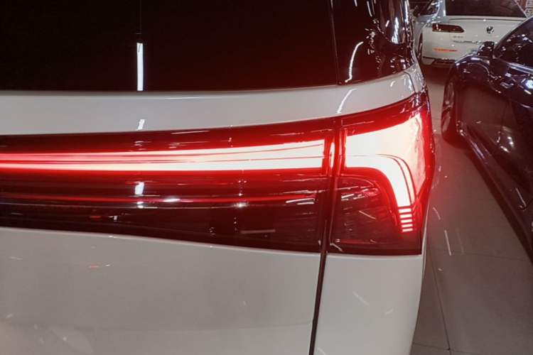 Used Buick GL8 New Energy 2025 Lu Shang Luxury Edition 7-Seater Right Rear Taillight