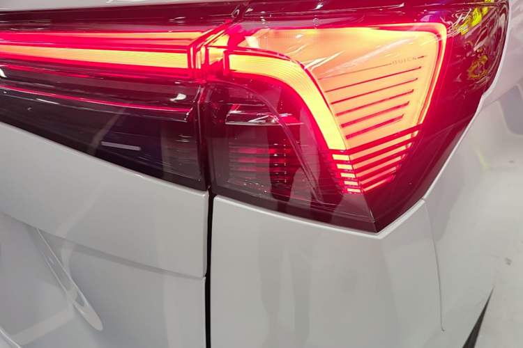 Used Buick GL8 New Energy 2025 Lu Shang Smart Enjoyment Edition 7-Seater Right Rear Taillight