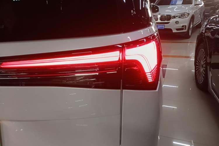 Used Buick GL8 New Energy 2025 Lu Shang Luxury Edition 7-Seater Right Rear Taillight