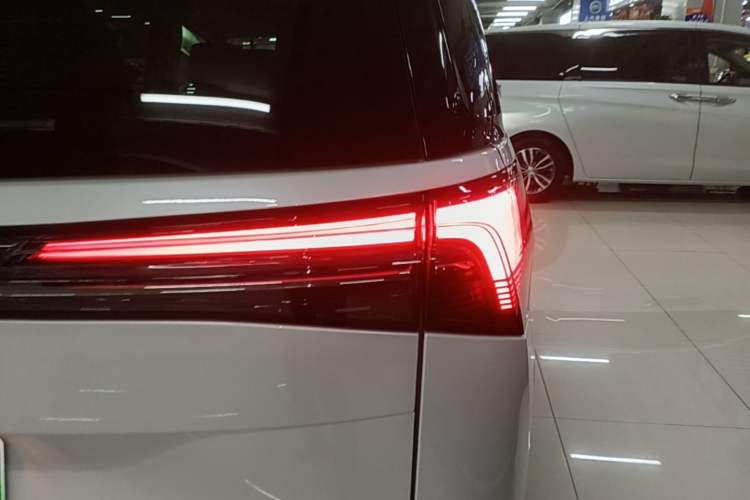 Used Buick GL8 New Energy 2025 Lu Shang Luxury Edition 7-Seater Right Rear Taillight