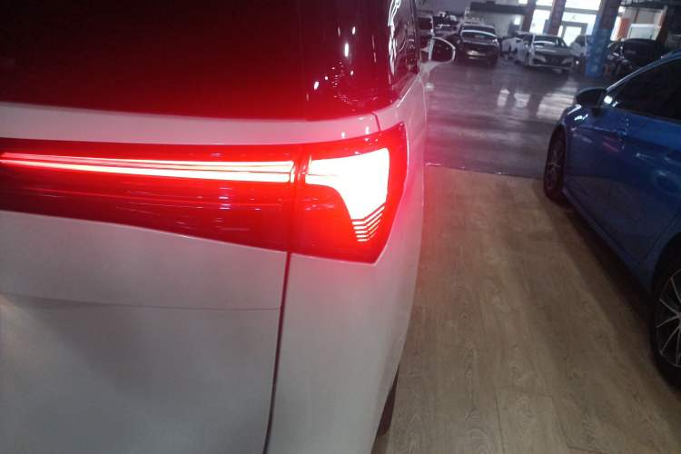 Used Buick GL8 New Energy 2025 Lu Shang Luxury Edition 7-Seater Right Rear Taillight