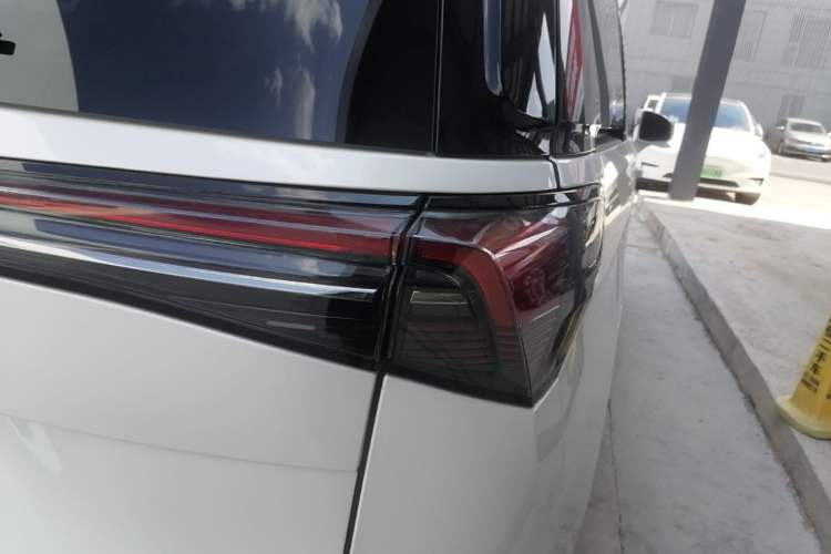 Used Buick GL8 New Energy 2025 Lu Shang Smart Enjoyment Edition 7-Seater Right Rear Taillight