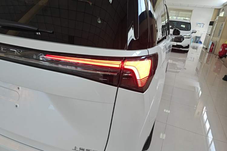 Used Buick GL8 New Energy 2025 Lu Shang Luxury Edition 7-Seater Right Rear Taillight