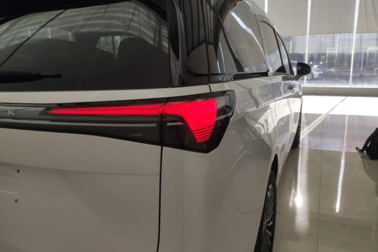 Used Buick GL8 New Energy 2025 Lu Shang Smart Enjoyment Edition 7-Seater Right Rear Taillight