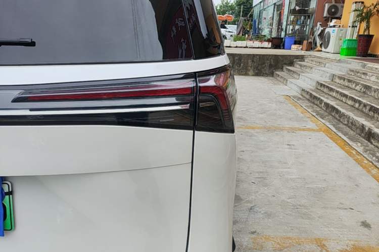 Used Buick GL8 New Energy 2025 Lushang First-Drive Edition 7-Seater Right Rear Taillight