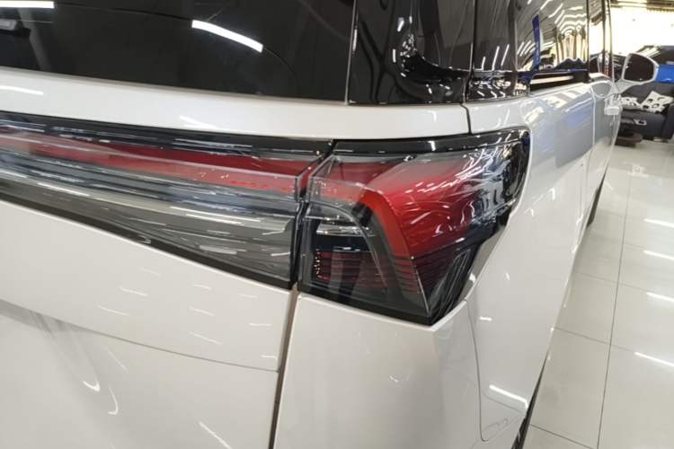 Used Buick GL8 New Energy 2025 Lu Shang Luxury Edition 7-Seater Right Rear Taillight