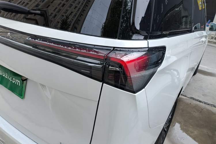 Used Buick GL8 New Energy 2025 Lu Shang Luxury Edition 7-Seater Right Rear Taillight