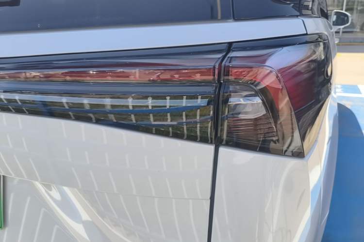 Used Buick GL8 New Energy 2025 Lu Shang Luxury Edition 7-Seater Right Rear Taillight