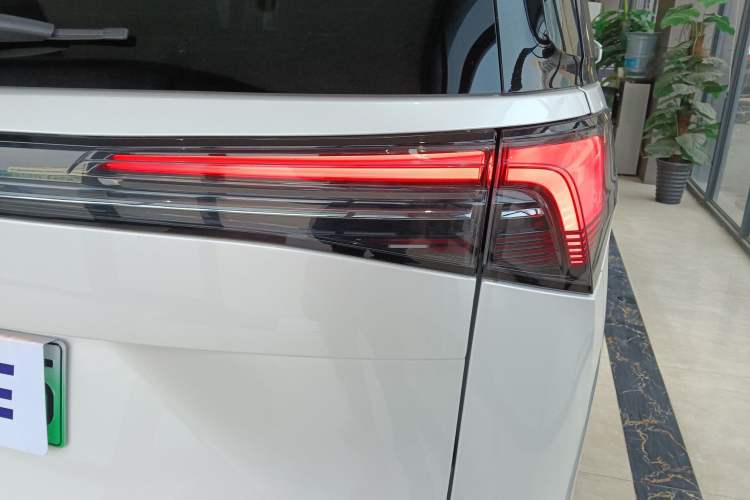 Used Buick GL8 New Energy 2025 Lu Shang Luxury Edition 7-Seater Right Rear Taillight