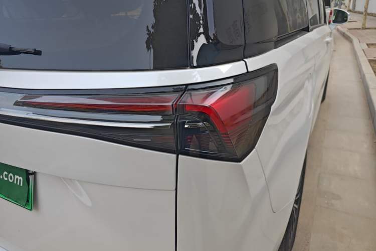 Used Buick GL8 New Energy 2025 Lu Shang Luxury Edition 7-Seater Right Rear Taillight