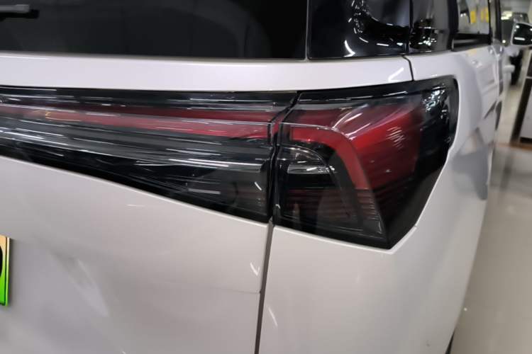 Used Buick GL8 New Energy 2025 Lu Shang Luxury Edition 7-Seater Right Rear Taillight