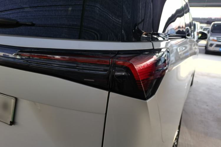 Used Buick GL8 New Energy 2025 Lu Shang Luxury Edition 7-Seater Right Rear Taillight