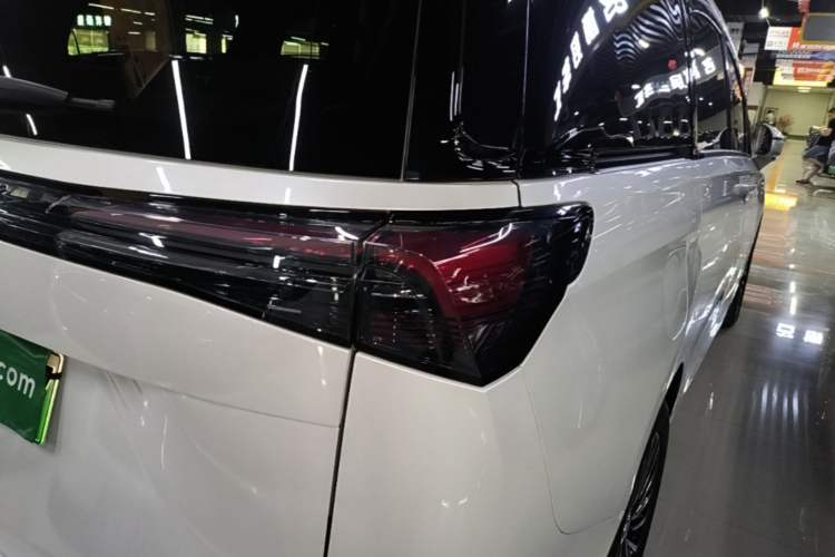 Used Buick GL8 New Energy 2025 Lu Shang Luxury Edition 7-Seater Right Rear Taillight